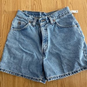 Levi 912 high waisted shorts! Great condition! So cute for summer!